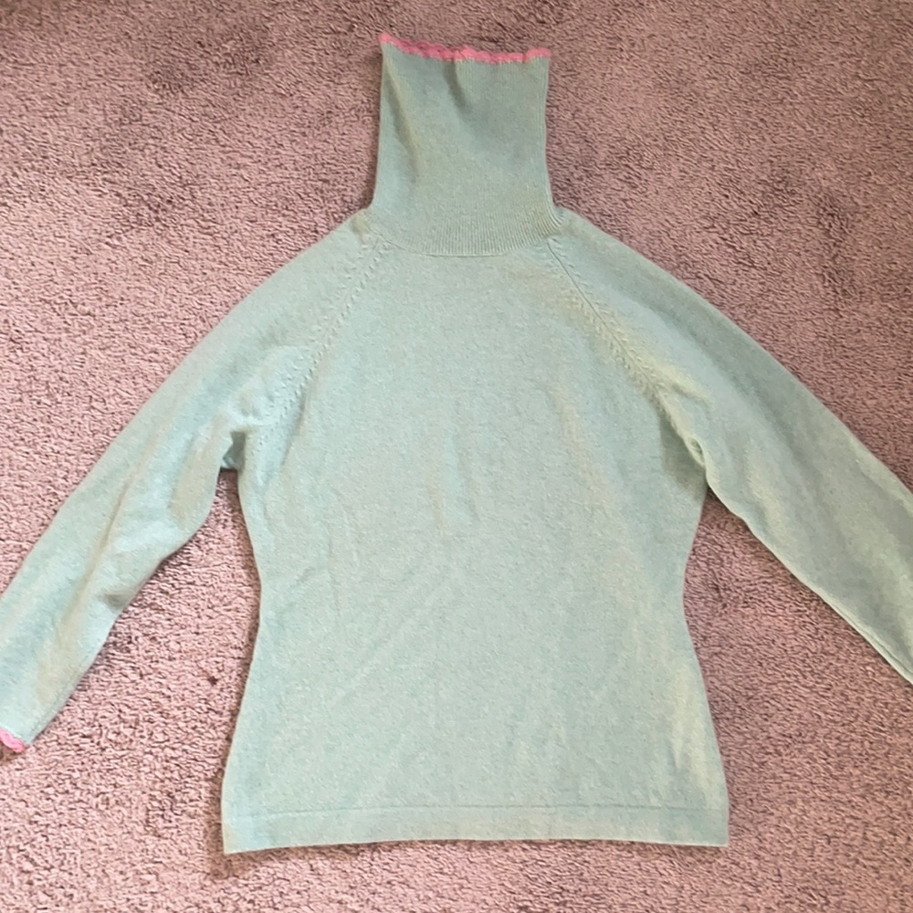 Light green turtle neck cashmere sweater